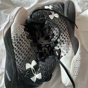 Basketball shoes